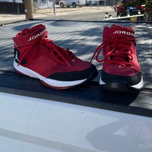 Nike Jordon red / black 616362-601 like new size 8